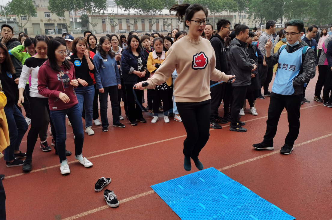 材料学院部门工会组织教职工参加趣味运动会