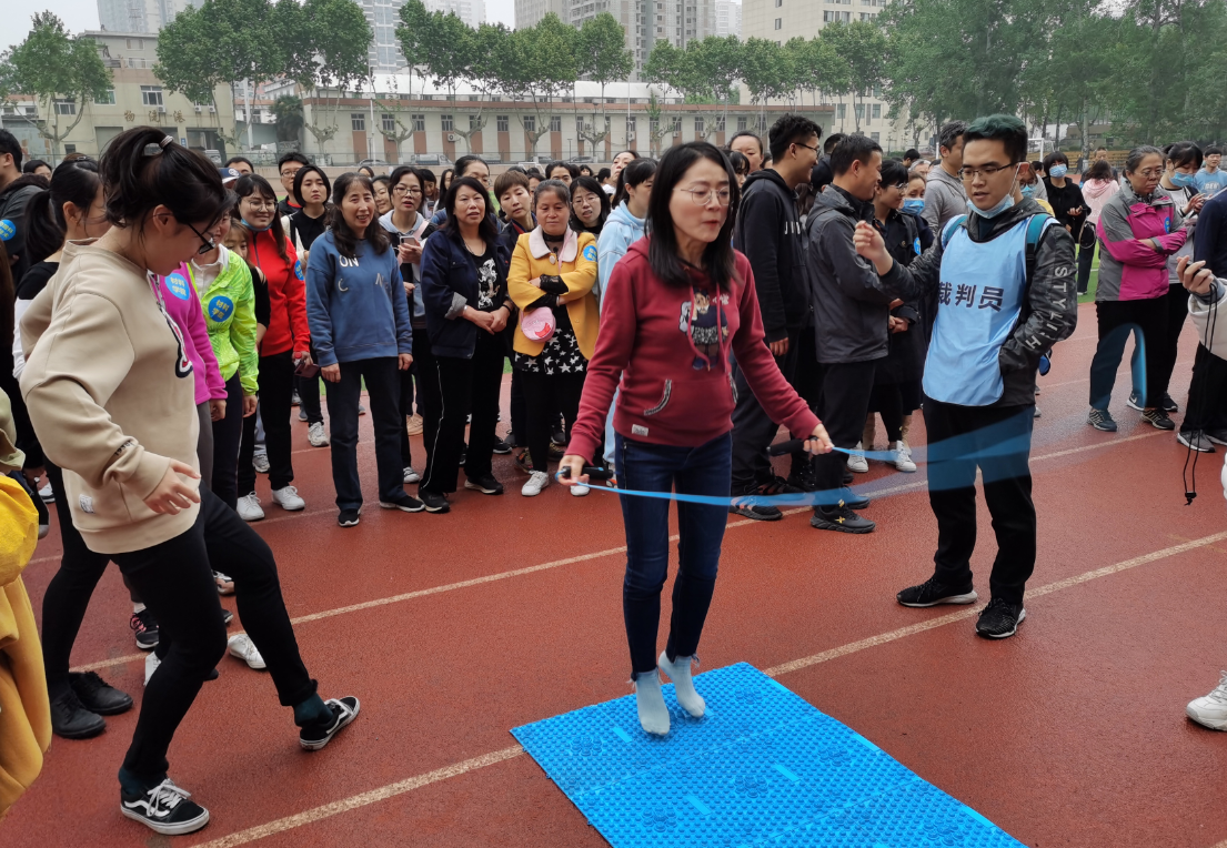 材料学院部门工会组织教职工参加趣味运动会